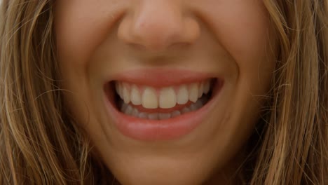 primer plano de una mujer caucásica de pie en la playa 4k
