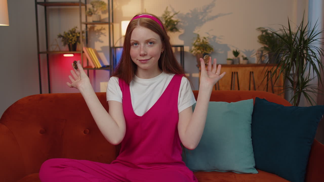 chica comerciante de acciones ganando bitcoins después de monitoreo en línea operaciones de comercio minería mantener monedas btc