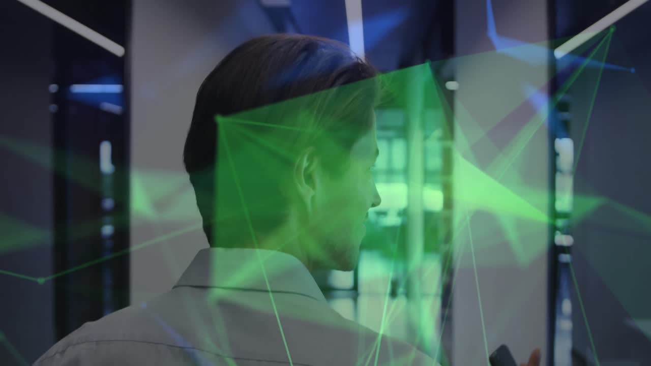 animación del procesamiento de datos financieros sobre el empresario caucásico en el cargo