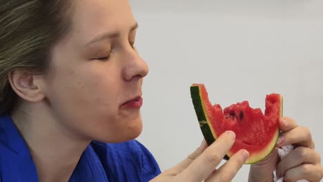 mujer comiendo sandía