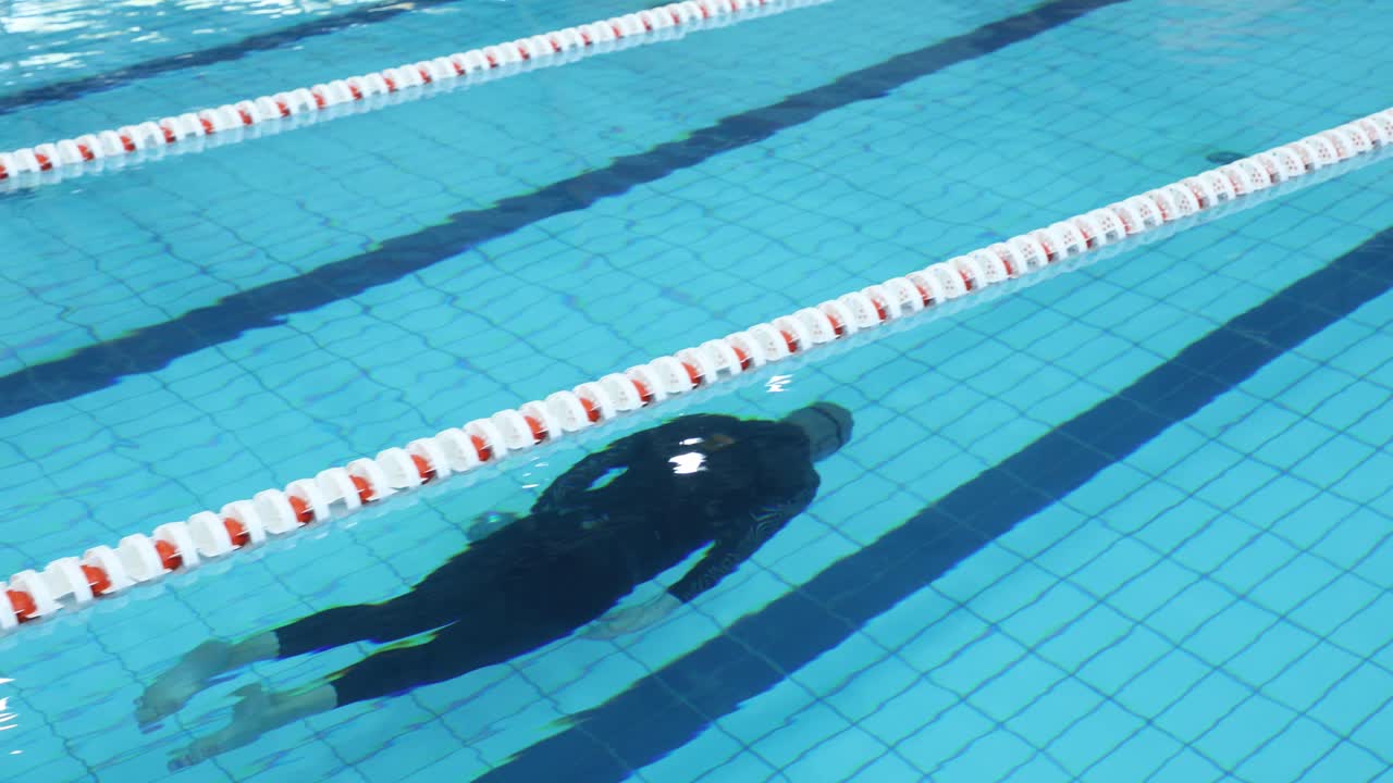 Indoor pool frediving competitor without fin