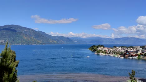 危地马拉阿提兰湖的全景