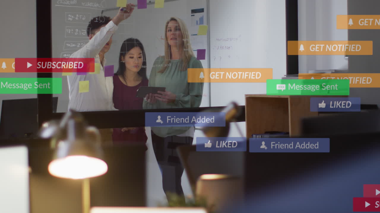 animación de barras de notificación sobre diversos compañeros de trabajo discutiendo estrategia en notas adhesivas