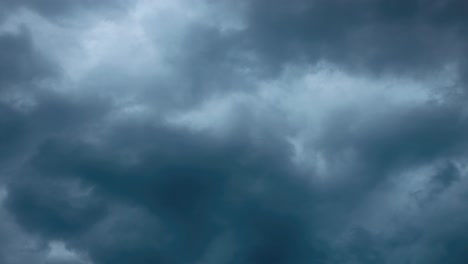 Dramatischer-Blick-Auf-Dunkle-Wolken,-Die-Sich-Schnell-Am-Himmel-Bewegen---Aufnahme-Aus-Niedrigem-Winkel