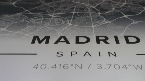 Madrid-Titeltext,-Stadtplan-Und-Koordinaten,-Enthüllender-Schieberschuss