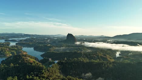 Atemberaubende-Landschaft-Von-Guatape,-Kolumbien,-Hyperlapse-Zeitraffer-Aus-Der-Luft