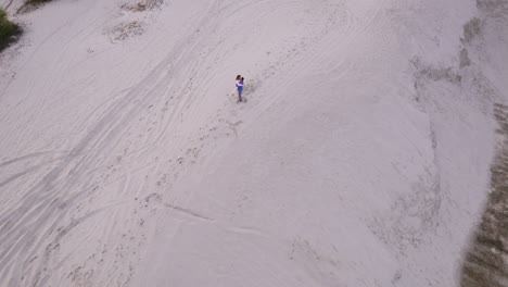 ein romantisches paar am sand