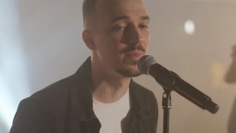 actuación en vivo de la banda con cantante, bajista, pianista, baterista y guitarrista