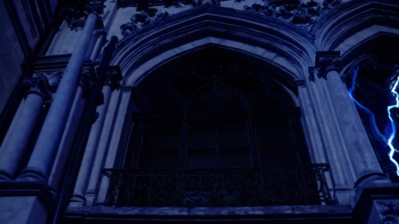 밤에 고 양식의 건축물