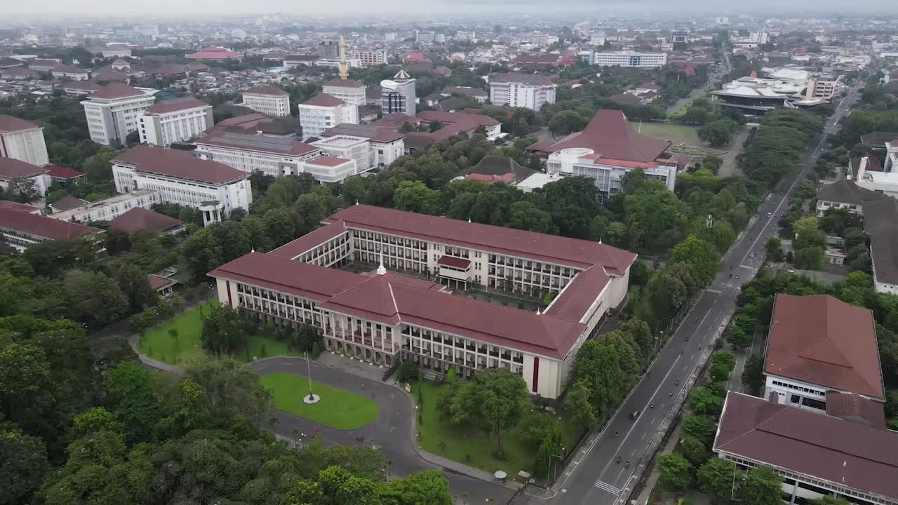 Pemandangan Udara Balairung Universitas Gadjah Mada di Kota