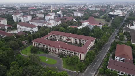 Luftaufnahme-Der-Großen-Halle-Der-Gadjah-Mada-Universität-In-Der-Stadt