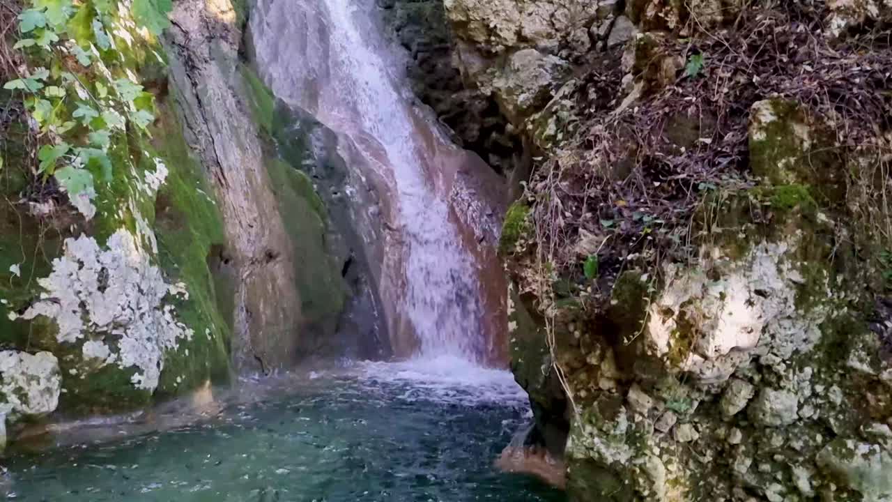 gran cascada en la naturaleza kyprianades waterfal en corfú grecia