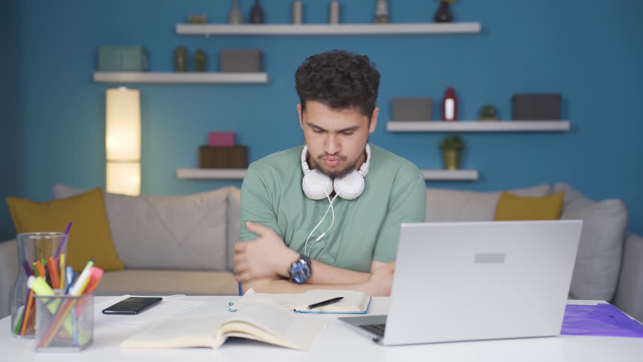el estudiante masculino frío está temblando.
