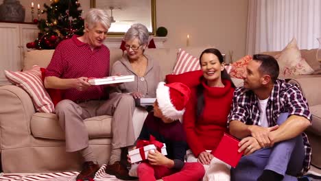 familia de tres generaciones celebrando la navidad