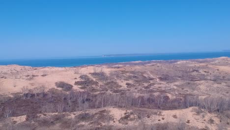 las dunas de arena del oso durmiente en la orilla del lago nacional en michigan vistas desde arriba