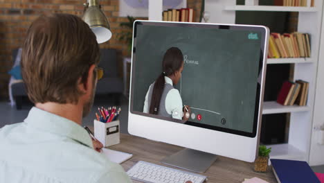 estudiante caucásico usando la computadora en videollamada con una maestra