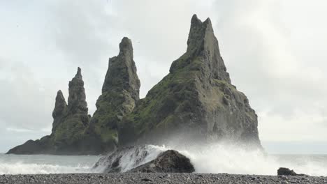 Zeitlupenaufnahme-Von-Wellen,-Die-Am-Strand-Der-Felsformation-Reynisdrangar-Zusammenbrechen