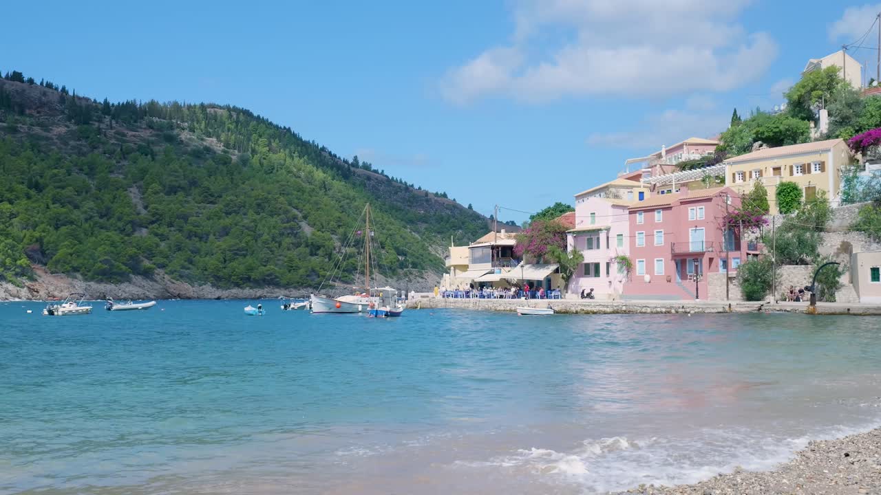 Un pittoresco villaggio costiero in Grecia