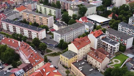 Acogedor-Paisaje-Urbano-De-Alces-En-Polonia,-Vista-Aérea