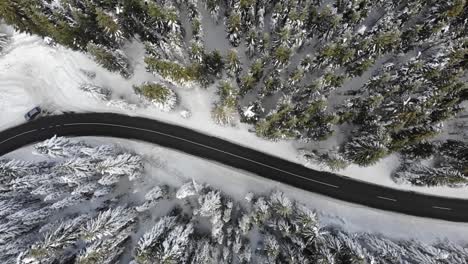 Kurvige-Windige-Straße-Im-Schneebedeckten-Wald,-Luftbild-Von-Oben-Nach-Unten-2