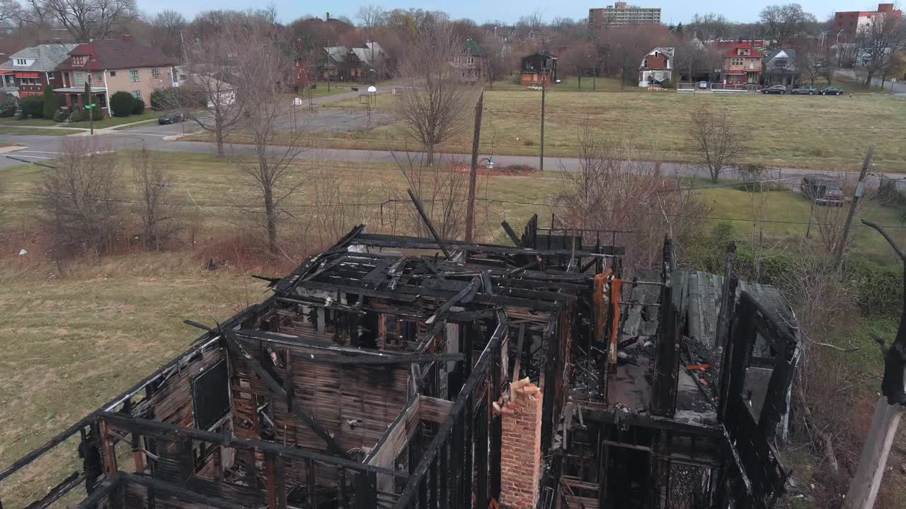 디트로이트 동네에 있는 낡은 집의 드론 보기