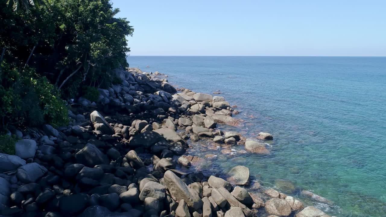 푸켓 섬의 해안을 공중에서 볼 수 있는 아름다운 바다 표면, 놀라운 파도, 태국 푸켓의 해양 풍경, 드론 4k의 고품질 영상