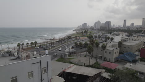 Suave-Vista-Aérea-Del-Amanecer-De-Las-Playas-De-Tel-Aviv-Desde-El-Otro-Lado-De-La-Carretera