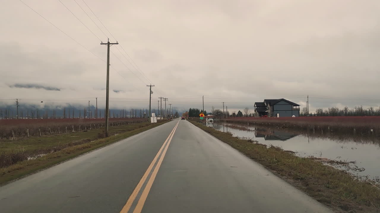 홍수 후 탁한 물로 운전 | 1인칭 시점 | 대시캠 | 2차선 도로를 따라 달리다