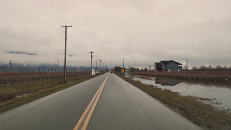 conduciendo por aguas turbias después de una inundación | vista en primera persona | cámara de salpicadero | rodando por carretera de dos carriles