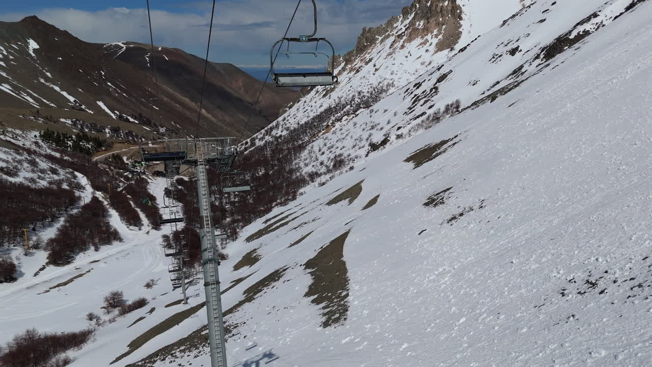 의자 엘리베이터와 녹는 눈과 함께 이 좋은 날에 빈 봄 스키 리조트