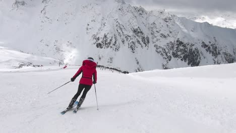 Mädchen-Beim-Skifahren-Elegante-Kurze-Schwünge-Auf-Einer-Steilen-Skipiste