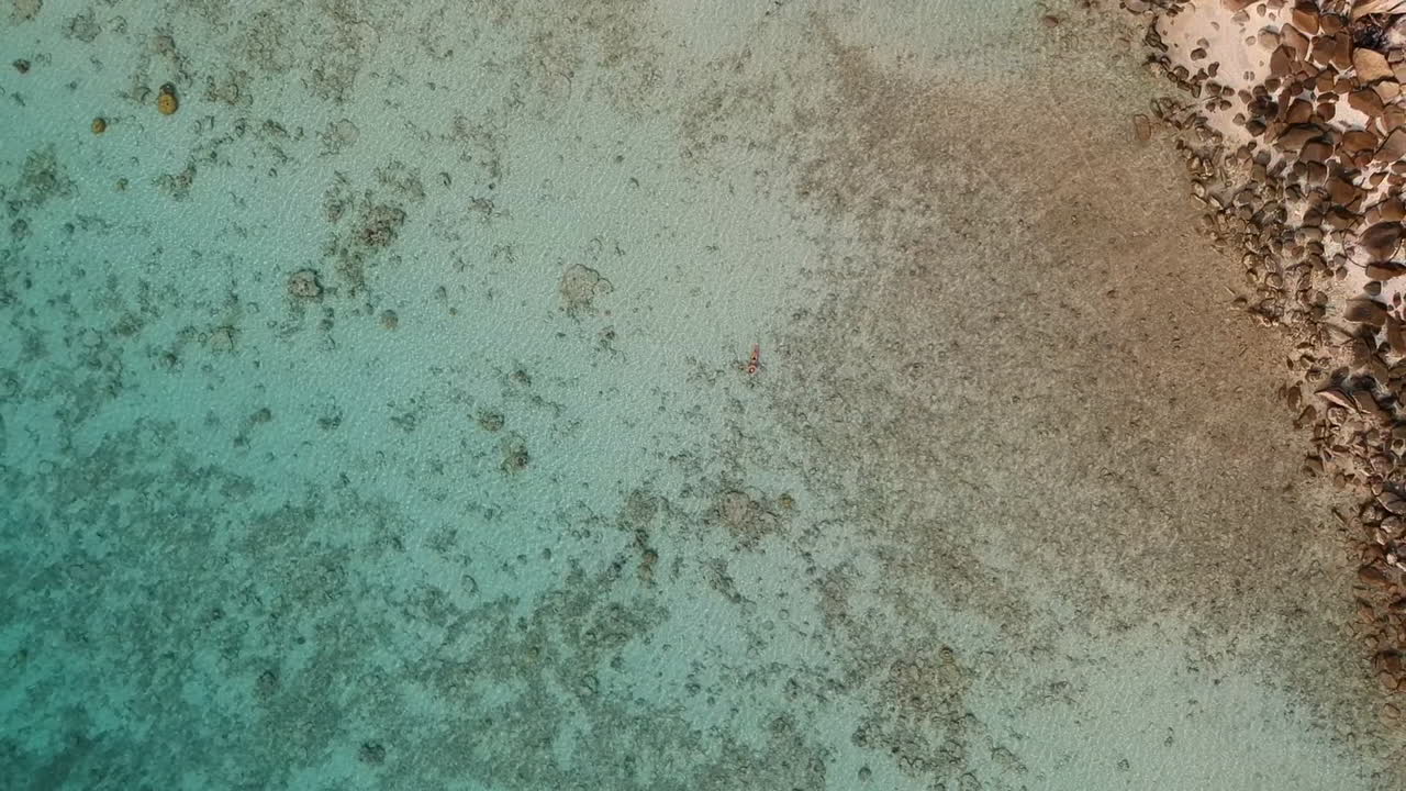 playa del paraíso agua turquesa isla de perhentian malasia rocas costeras dron