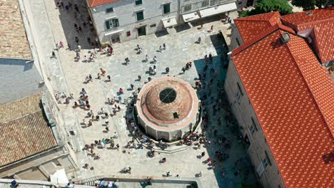 vista aérea de la gran fuente de onofrio en dubrovnik, croacia