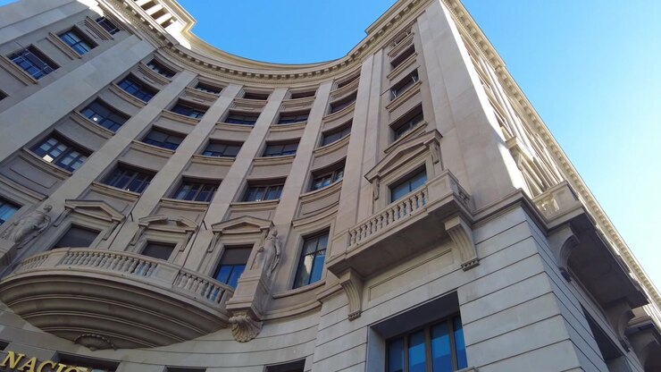 Explore la elegante arquitectura curva bajo un cielo azul brillante
