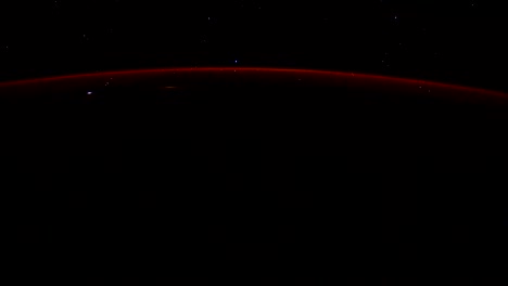 se pueden ver intensos destellos de relámpagos sobre una ciudad por la noche en este clip de la tierra desde el espacio.