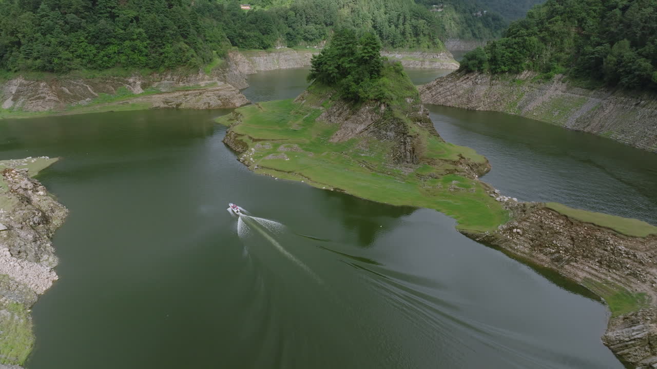 네팔의 언덕에 있는 마르후 호수에서 물 크루즈 보트의 드론