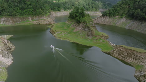 tomada de un avión no tripulado de un barco de crucero acuático en el lago markhu en las colinas de nepal