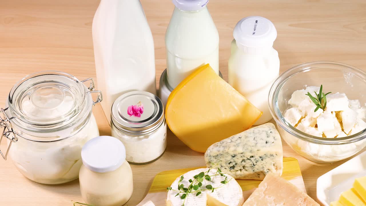 나무 표면에 배열 된 다양한 유제품