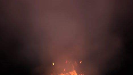검정색 배경 시각 효과에 연기와 스파클이 있는 간단한 타는 불 카메라 돌리가 있는 3d 애니메이션