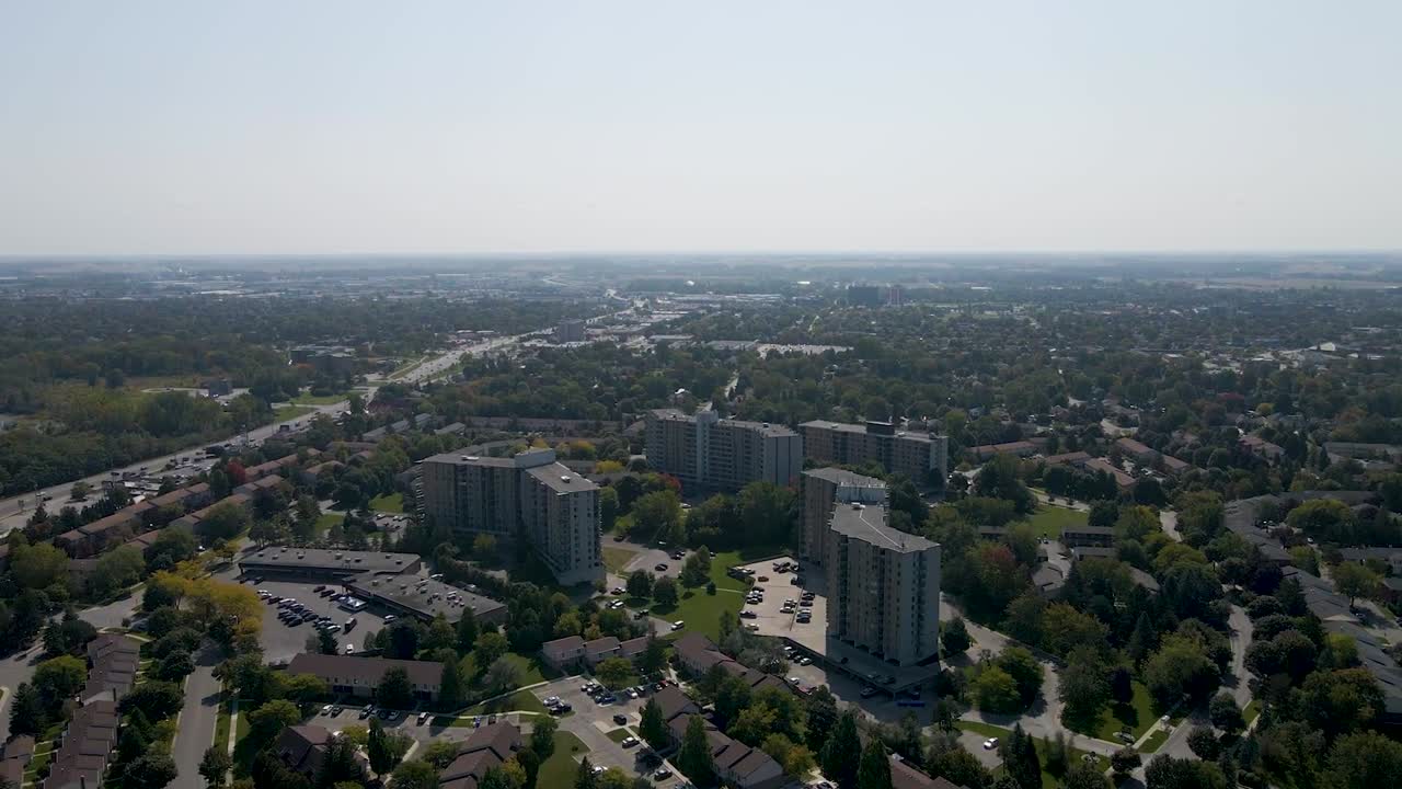 drone orbitando alrededor de un edificio de apartamentos en un día brumoso en londres
