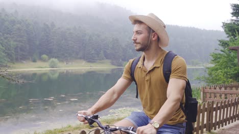 andar en bicicleta por el bosque.