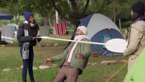 acampar, limbo y amigos jugando un juego con la barra