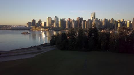 Horizonte-Del-Centro-Del-Puerto-De-Carbón-Visto-Desde-Brockton-Point-En-Stanley-Park-Durante-El-Amanecer-Rodeado-Por-Las-Tranquilas-Aguas-De-La-Entrada-De-Burrard-En-Vancouver,-Columbia-Británica,-Canadá