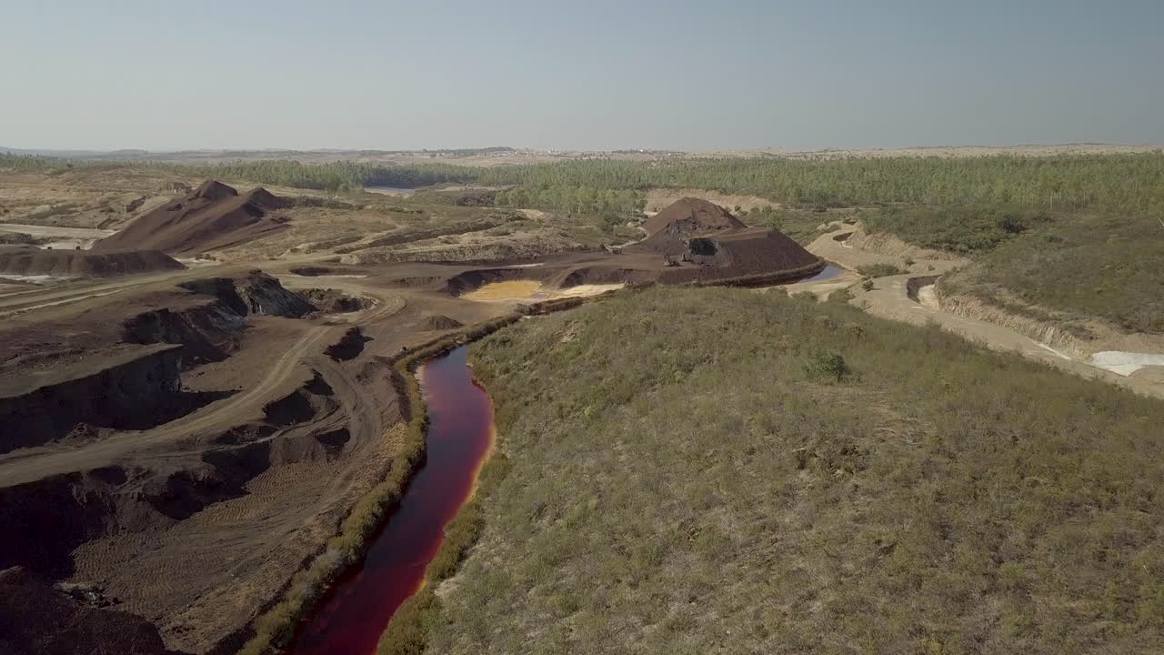 шахта сан-домингуш с дрона, заброшенный карьер в корте-ду-пинту, алентежу, португалия