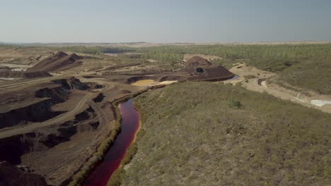 la mina de são domingos por drone, una mina a cielo abierto desierta en corte do pinto, alentejo, portugal