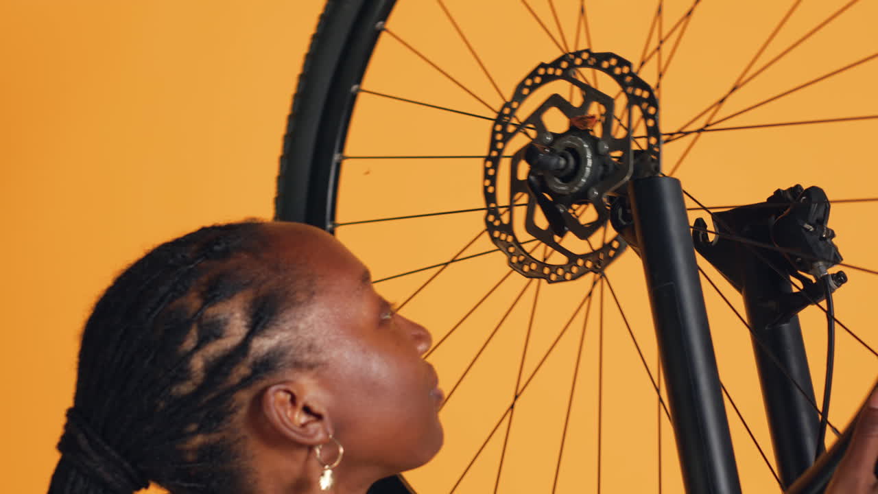 fotografía de cerca del ingeniero desmontando la rueda de la bicicleta
