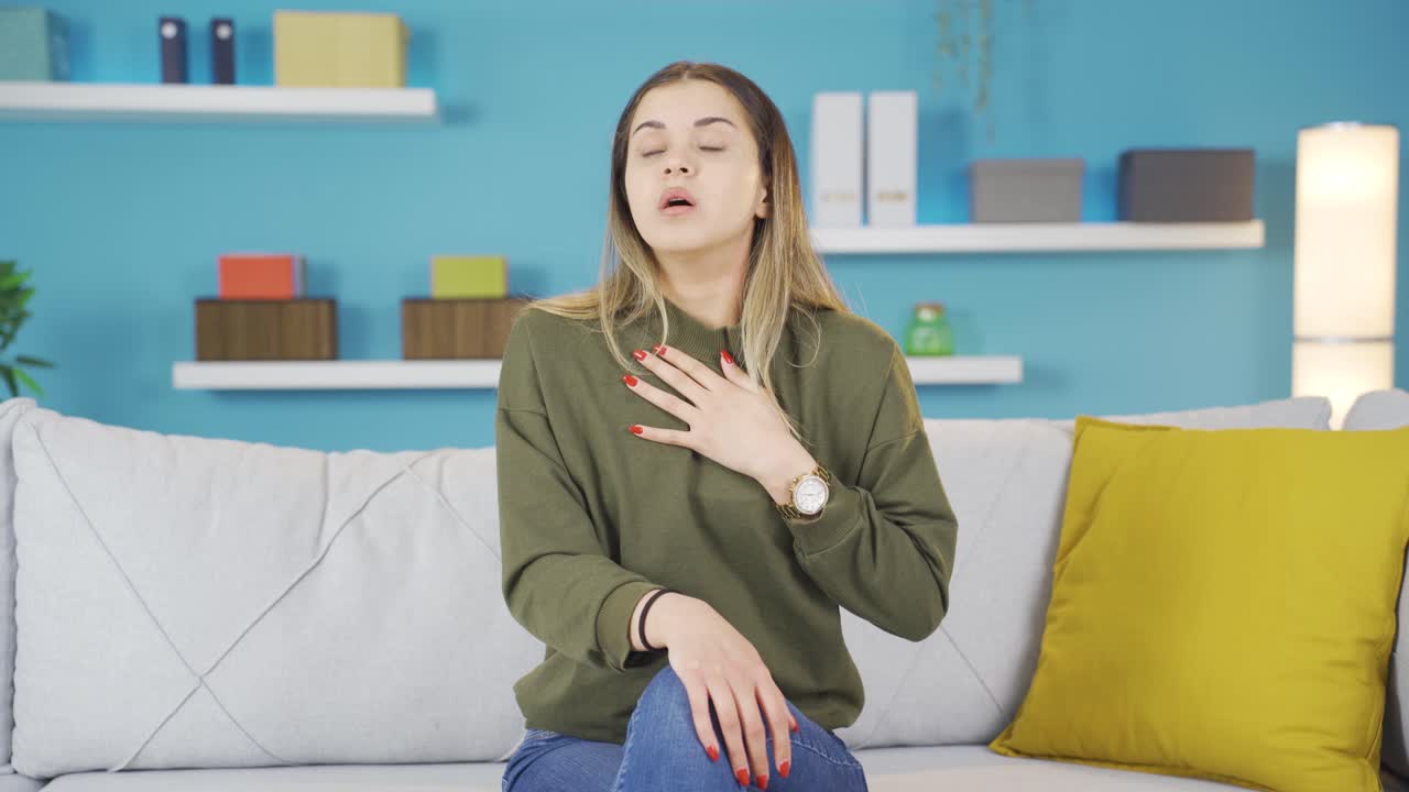 젊은 여성은 호흡곤란을 겪고 있습니다.