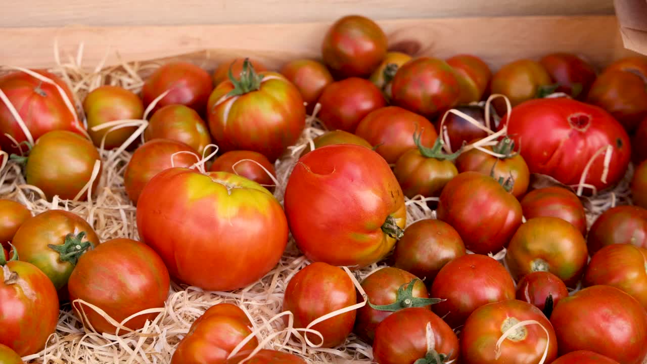 tomates frescos expuestos en una caja de madera