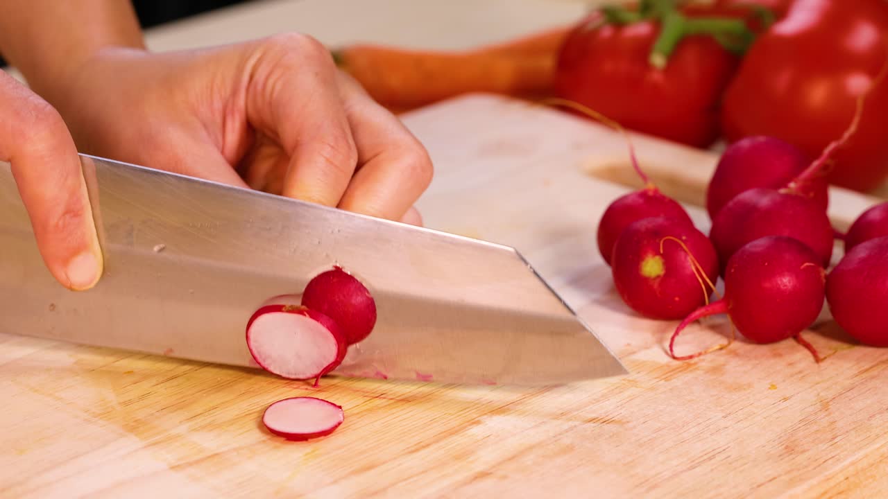 cortar los rábanos en rodajas