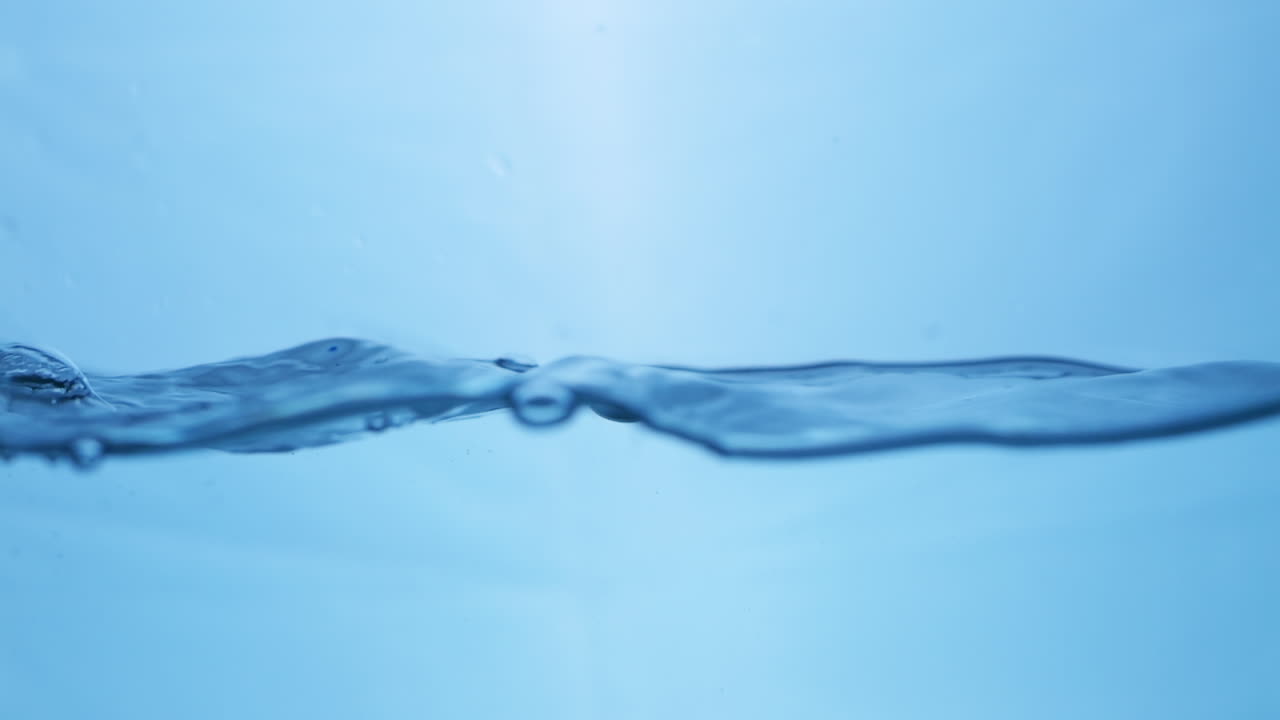 크리스탈 은 파란 광물 물의 물결은 물 크에 작은 거품과 물방울을 만니다.